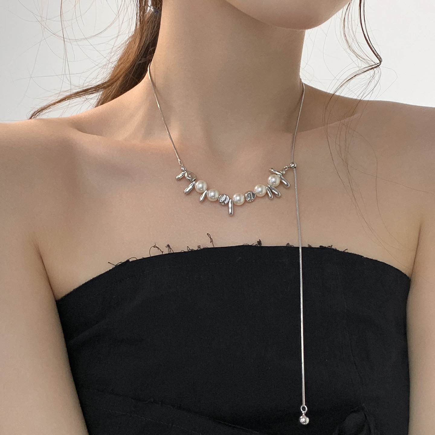 时髦高保色碎银子珍珠项链