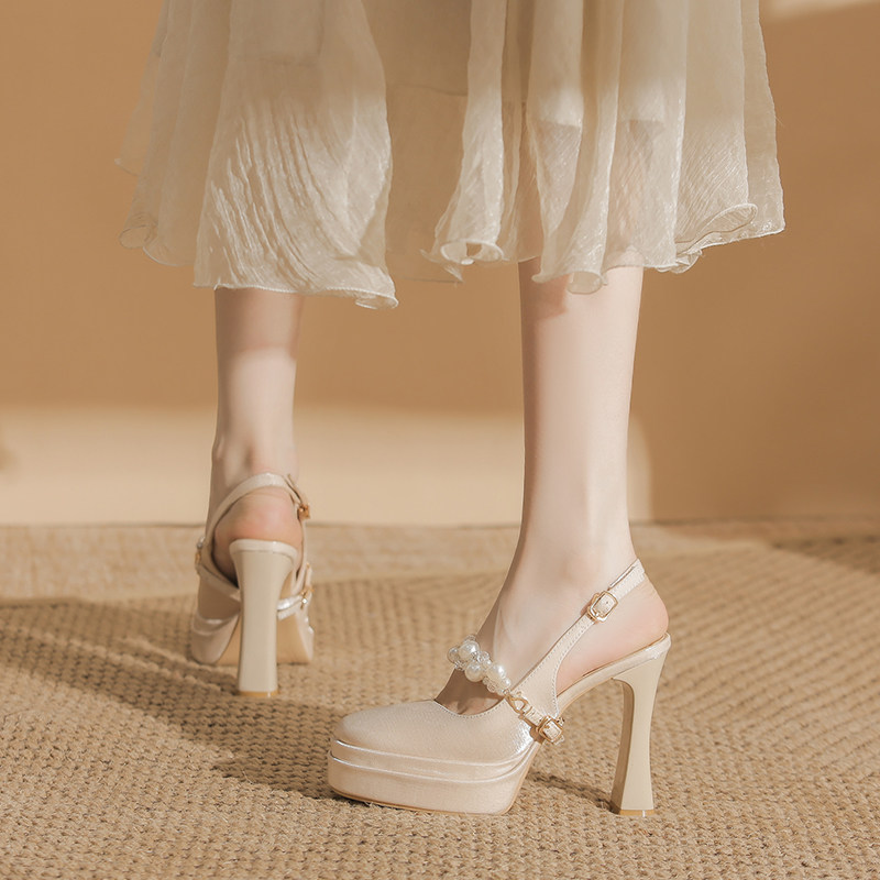 小个子包头凉鞋女粗跟2025新款夏季珍珠后空防水台高跟单鞋配裙子