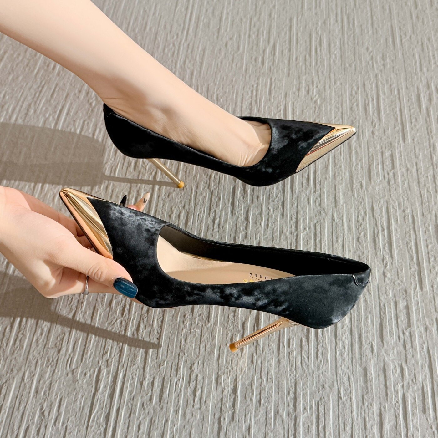 羊皮版~黑色绒面高跟鞋女2026秋季新款御姐性感金属尖头细跟单鞋
