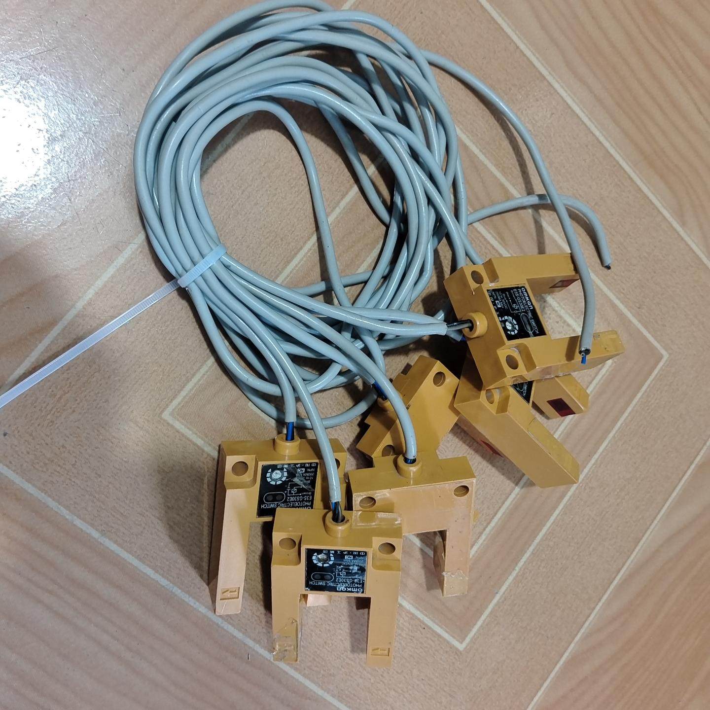 U型光电开关E3S-GS30E2 功能正常 成色为实图