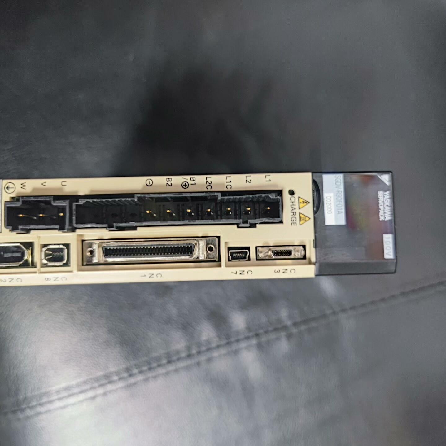 SGDV-R90F01A 100W 安川伺服驱动器 现货 拆