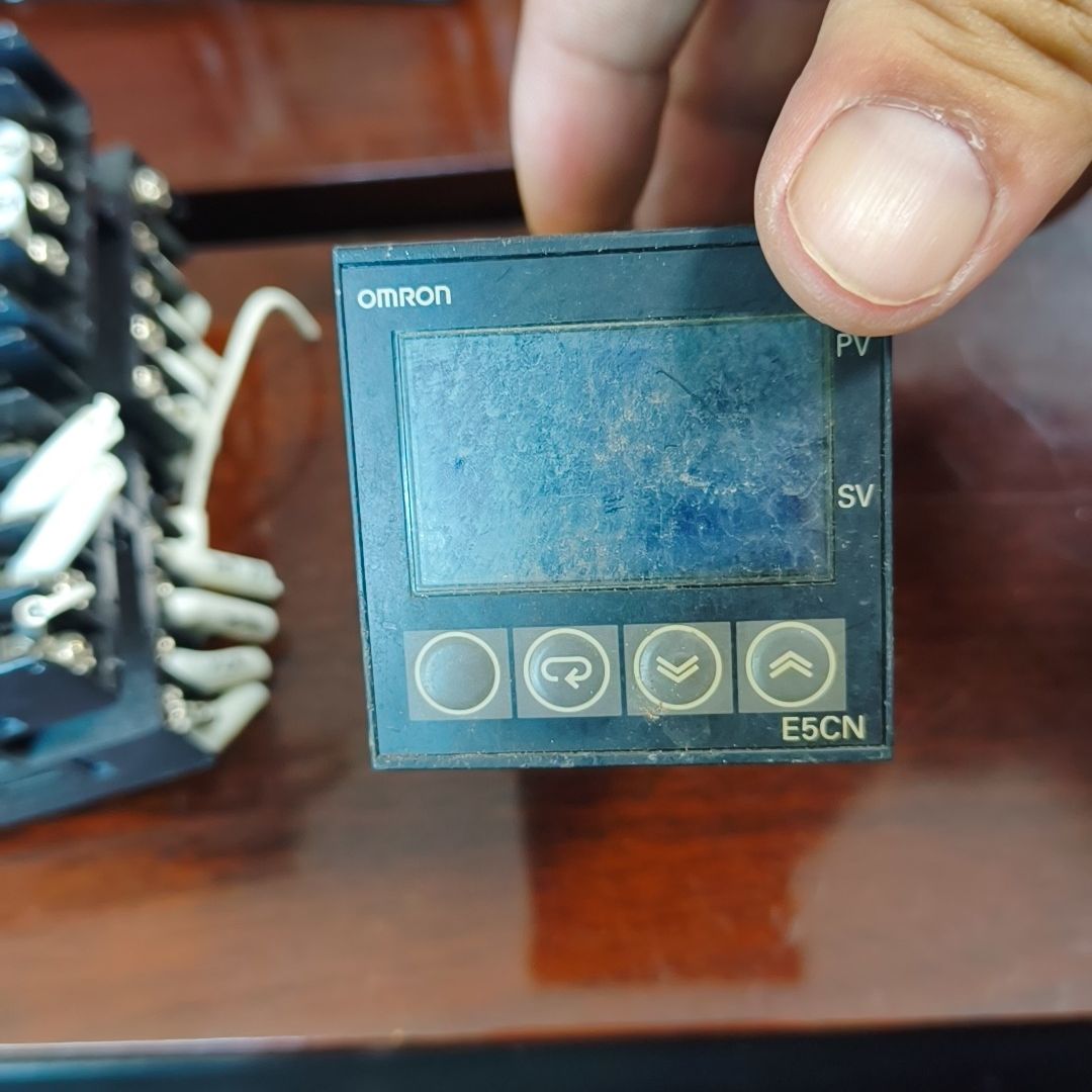 温控器E5CN 拆机品 成色如图 实物拍摄。显示屏有划