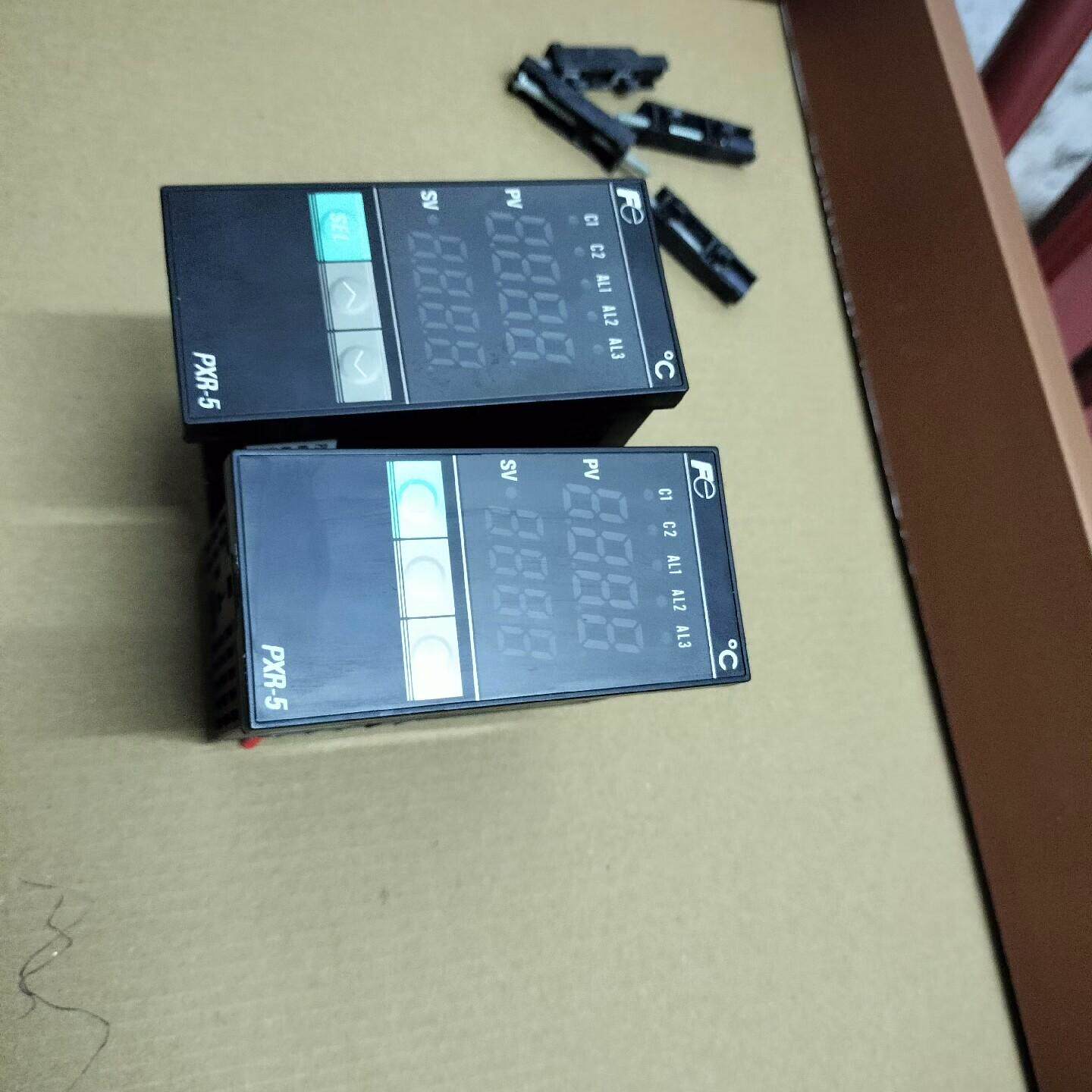 温控表PXR5TCY1-8W000-C拆机两个带卡扣