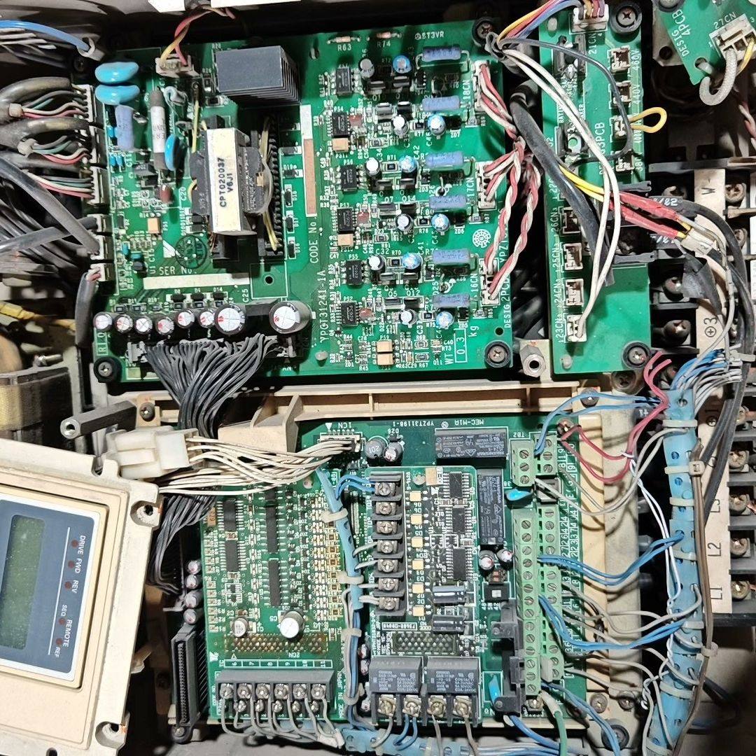 安川变频器676GL5 400V13KW ClMR-L5R4