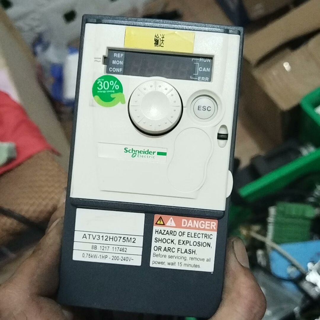 施耐德变频ATV312H075M2 单相输入750w 输出2