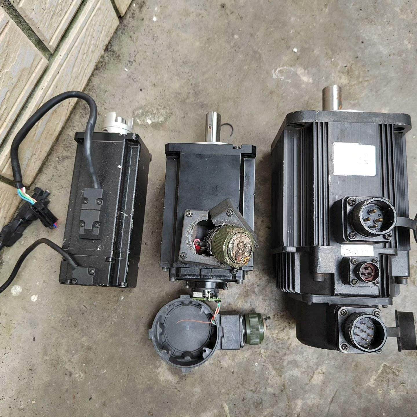 拆机伺服电机3台 武汉华大（`130ST-M0722OLMB