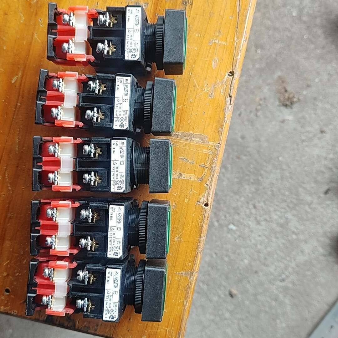 日本按钮开关 AR22F0M-E3  带灯有常开常闭一共