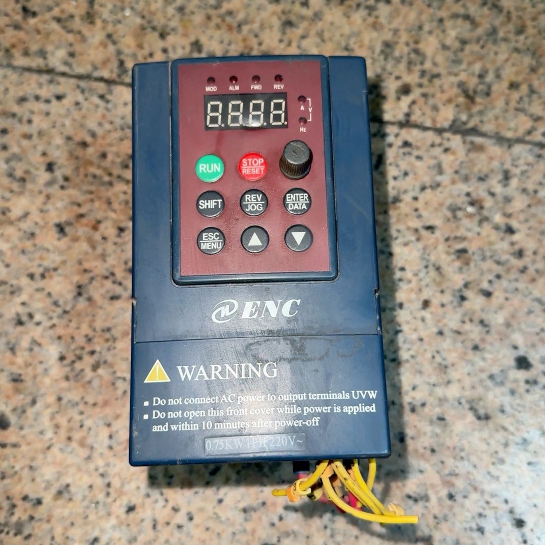 ENC变频器 EDS-2S0007 220v0.75kw 拆