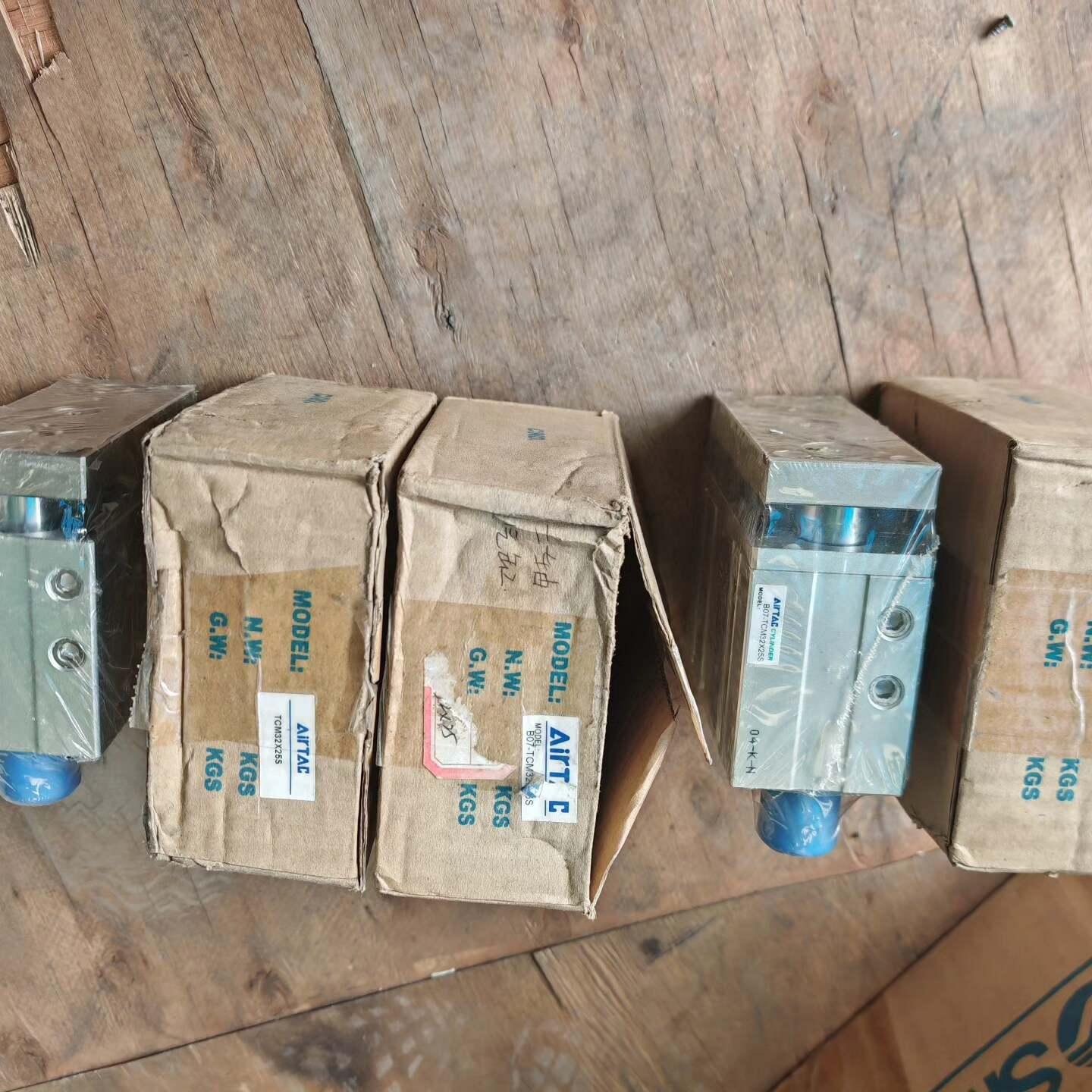 汽车专用三轴气缸B07-TCM32X25S 剩