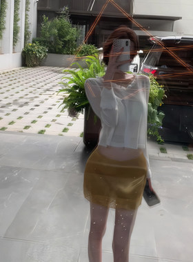 纯欲木耳边针织短上衣金色半身裙