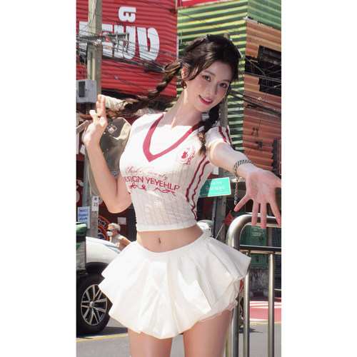 花苞蕾丝半身裙+美式球衣短袖T恤