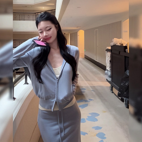 连帽毛衣外套+吊带背心+半身裙女