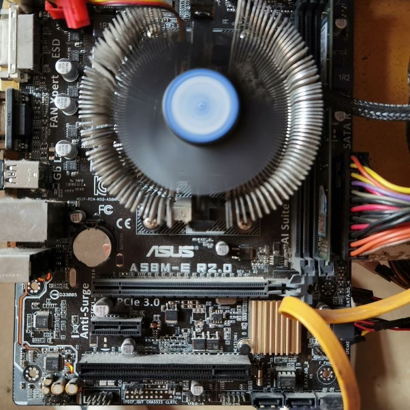 议价华硕A58主板，处理器A8 7500金士顿4G内存，功能正常