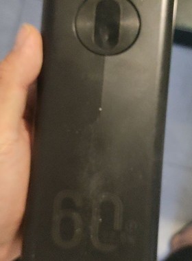 议价品胜电源 60000mAh，快充功能。开关键按不了