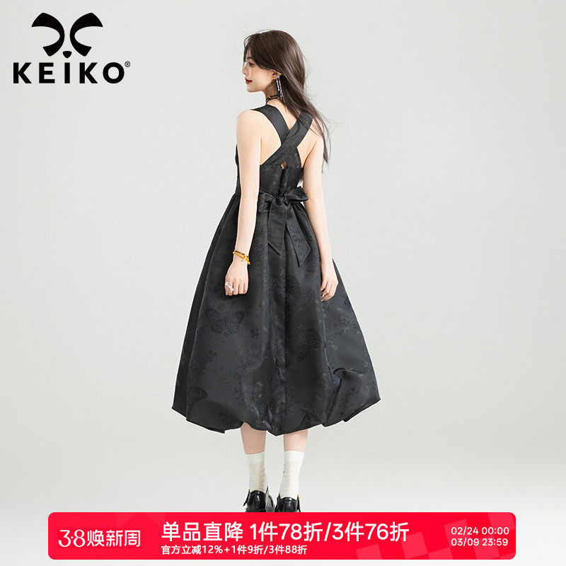 KEIKO 黑色光泽缎面吊带连衣裙春夏芭蕾风绑带蝴蝶结露背花苞长裙