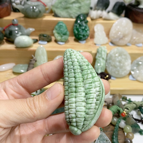 独山玉玉米把件
