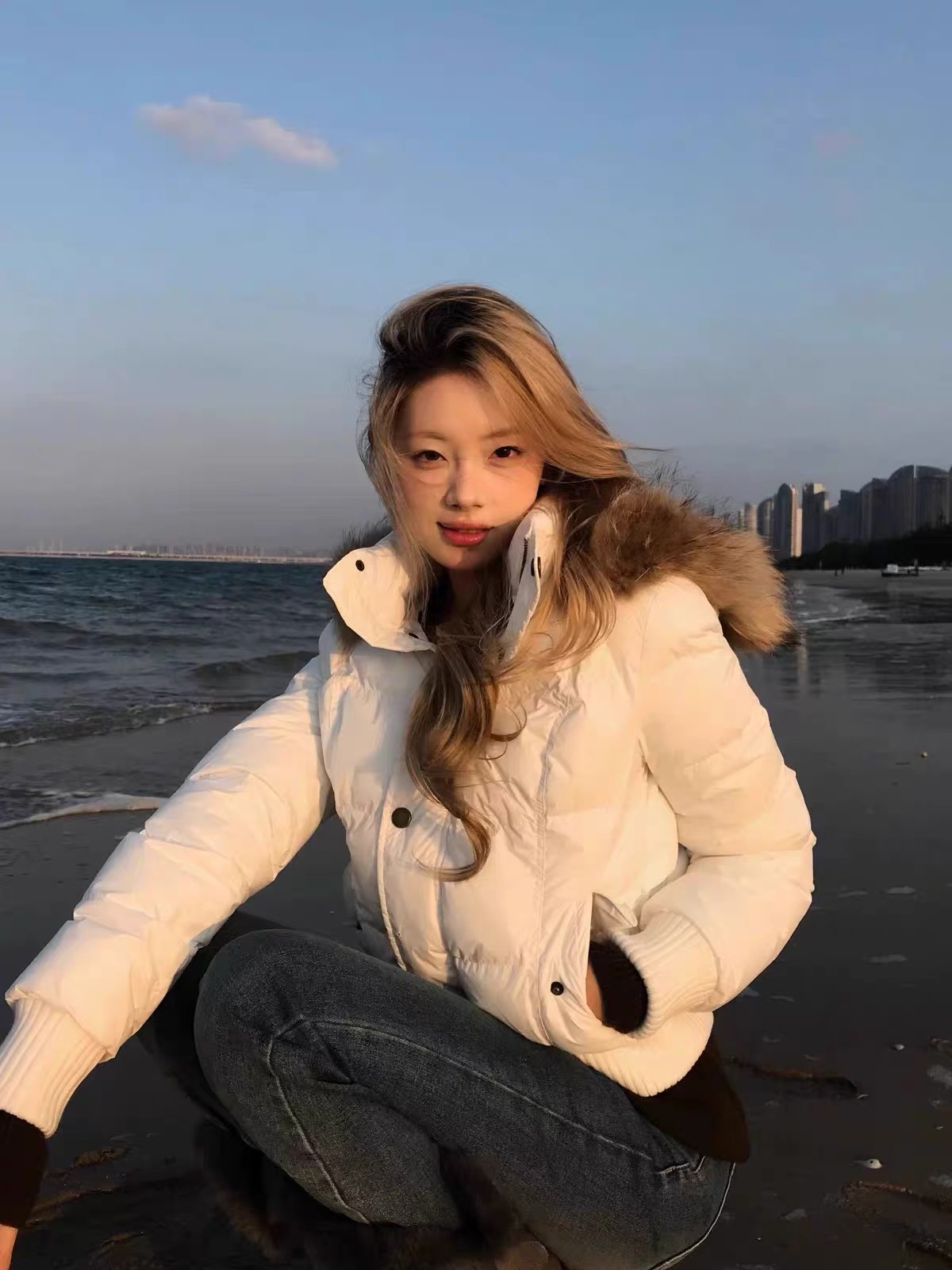 白色大毛领羽绒服女短款2025冬宽松加厚棉衣袄连帽90白鸭绒面包服