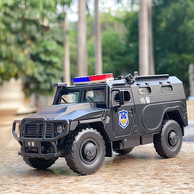 1/32虎式装甲车警车特种部队五开门语音声光合金玩具汽车模型摆件
