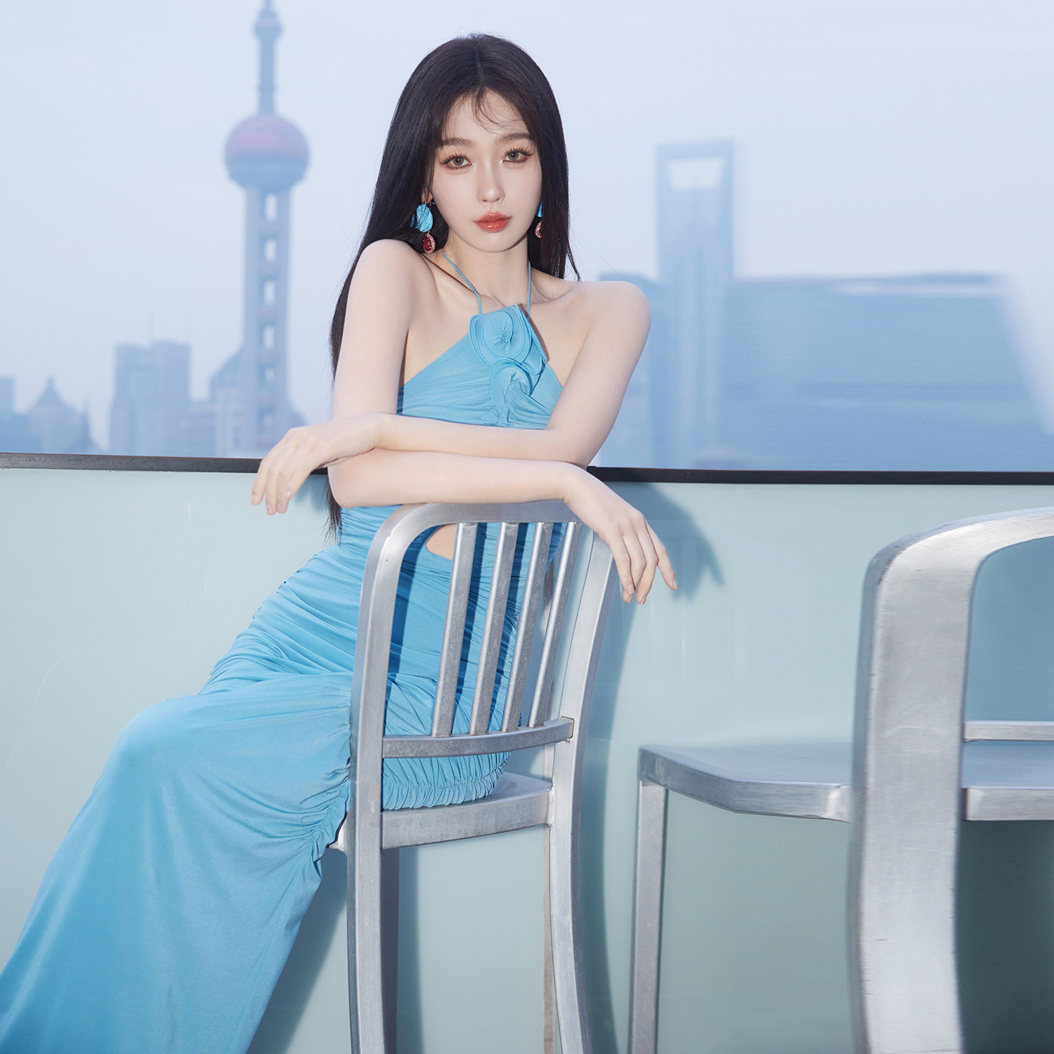 虞书欣同款立体花朵装饰挂脖式连衣裙女气质褶皱镂空宴会晚礼服裙