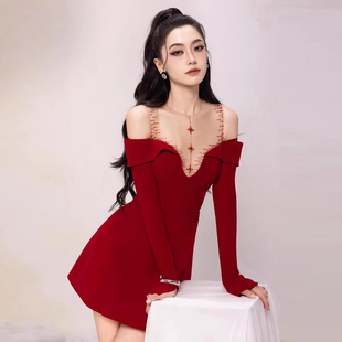 圣诞红网纱拼接露肩修身 A字裙连衣裙时髦收腰宴会小礼服2026新款