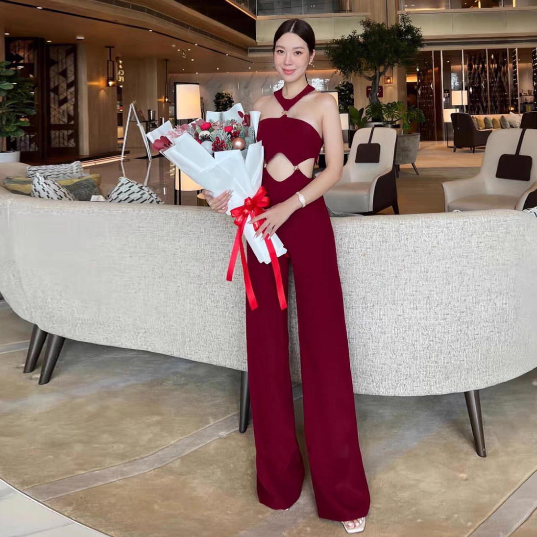 泰国小众挂脖削肩连体衣女2025春夏新款抹胸款式阔腿露背连体裤子
