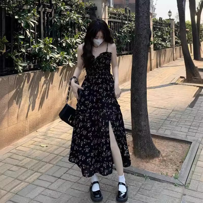 黑色甜美碎花吊带连衣裙女夏季2025新款高级感气质茶歇裙开叉长裙