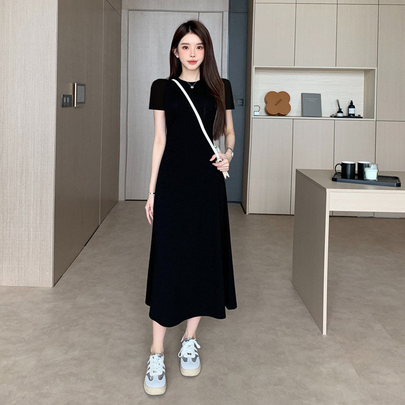 黑色洋装女夏高级感2026新款收腰显瘦气质长裙短袖赫本风小黑裙