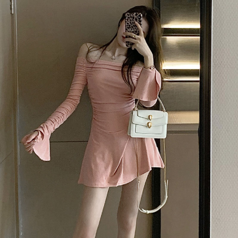 气质韩版修身显瘦超短裙秋季新款一字领露肩性感收腰喇叭袖连衣裙