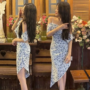 新款 一字领吊带露肩气质收腰不规则连衣裙女 青花瓷名媛碎花裙夏季