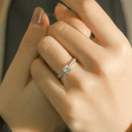 欧饰泥女合金轻奢风经典四爪镶钻