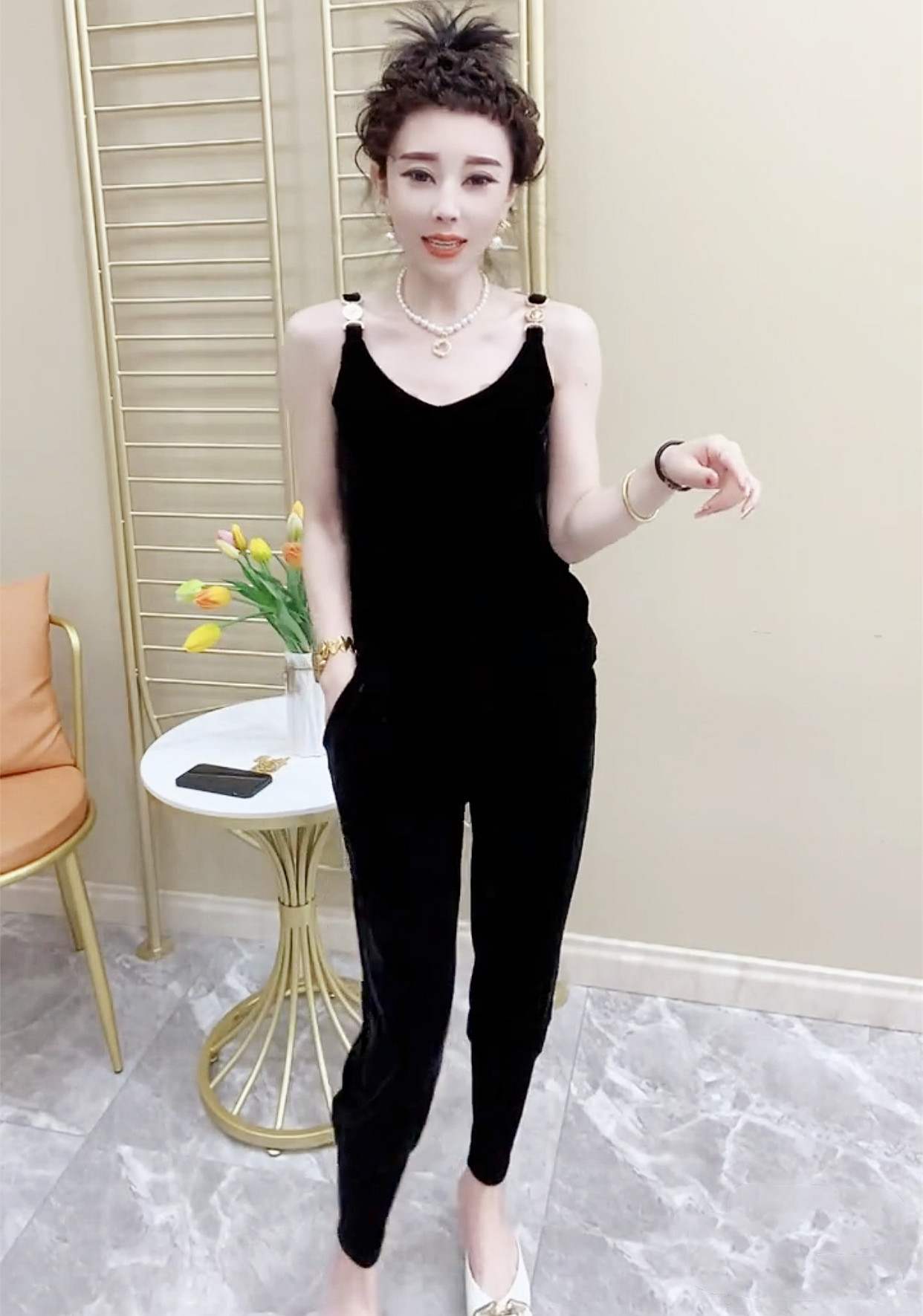 欧货洋气小衫性感黑色金丝绒肩扣吊带背心打底衫时尚内搭大码显瘦