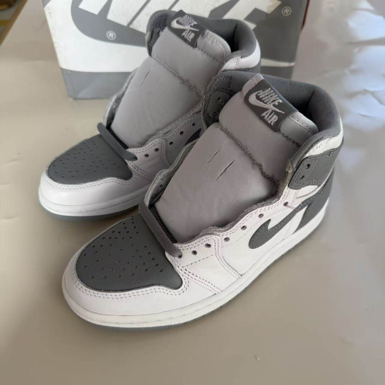 Air Jordan 1 AJ1 耐克男白灰山羊高帮复古休闲篮球鞋555088-037