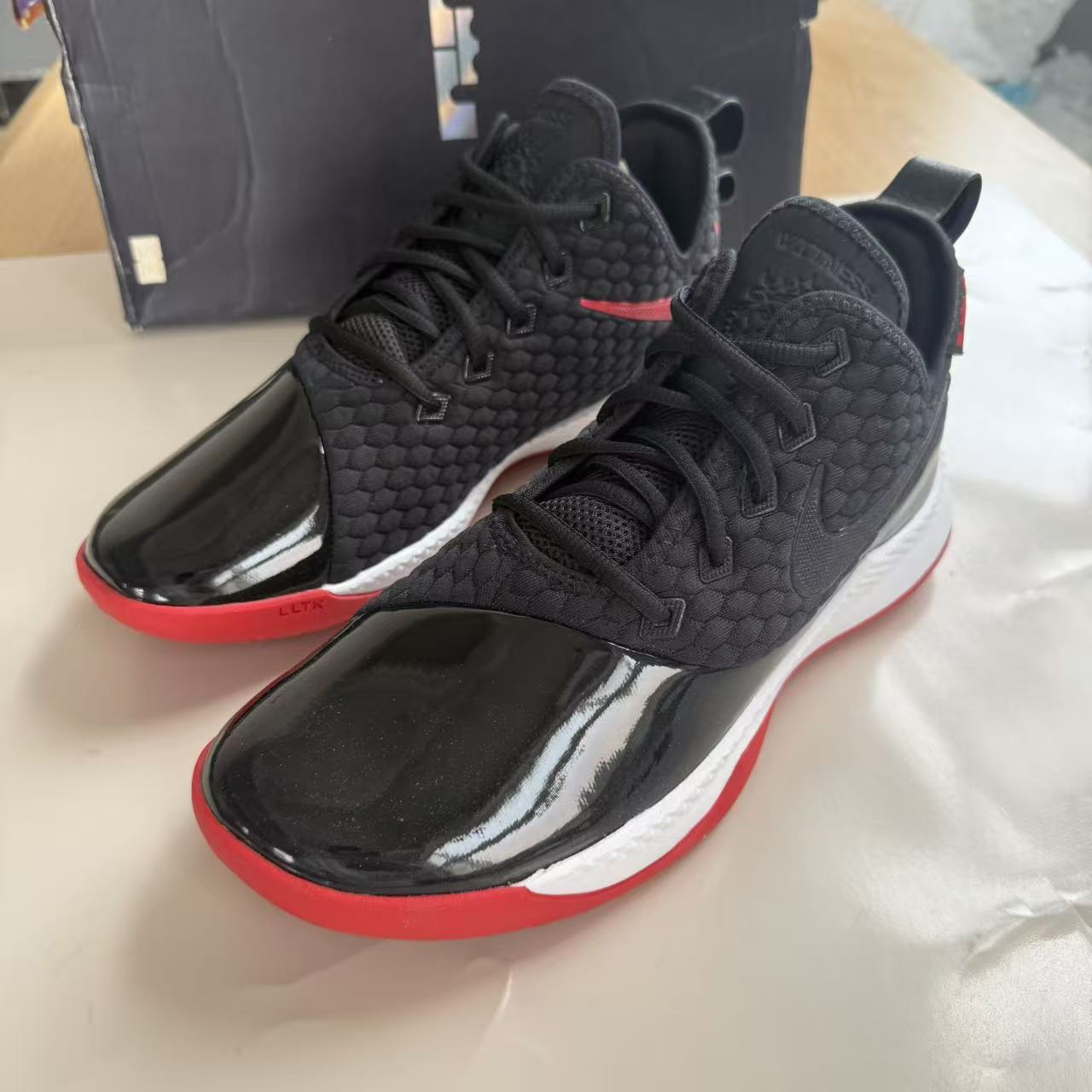 Nike/耐克Zoom Witness 3 詹姆斯男子减震篮球鞋 BQ9819-001