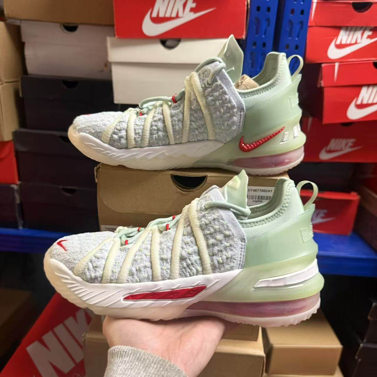 耐克NIKE LEBRON 詹姆斯18 紫禁重器中国玉女子篮球鞋 CT4677-002