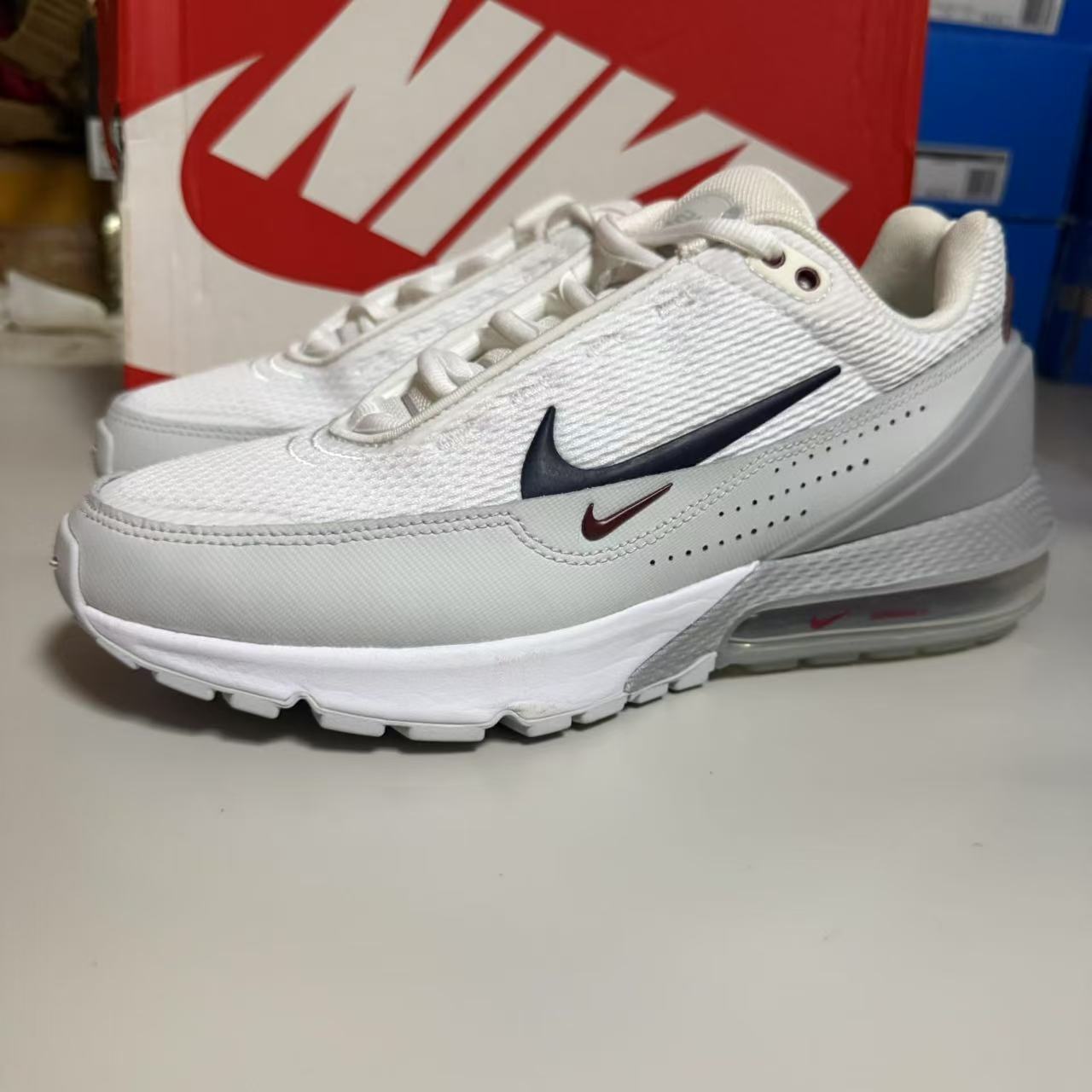 Nike/耐克AIR MAX时尚男款白灰低帮防滑休闲运动跑步鞋FQ4156-102