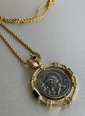 古老时光。古希腊士兵天使正反面做旧硬币吊坠金色长项链时髦毛衣