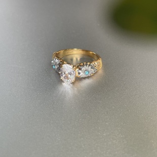 很难不闪到 精致小雏菊花亮鸽子蛋高弹钻金色925银戒指环时髦