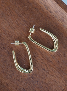 精致线条。jennyb闪亮金色U字立体设计耳钉925银针高级时髦简约