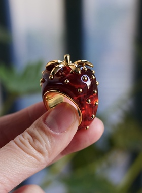 一颗大草莓。剔透红色水果金色豆点立体戒指小众设计高级精致时髦