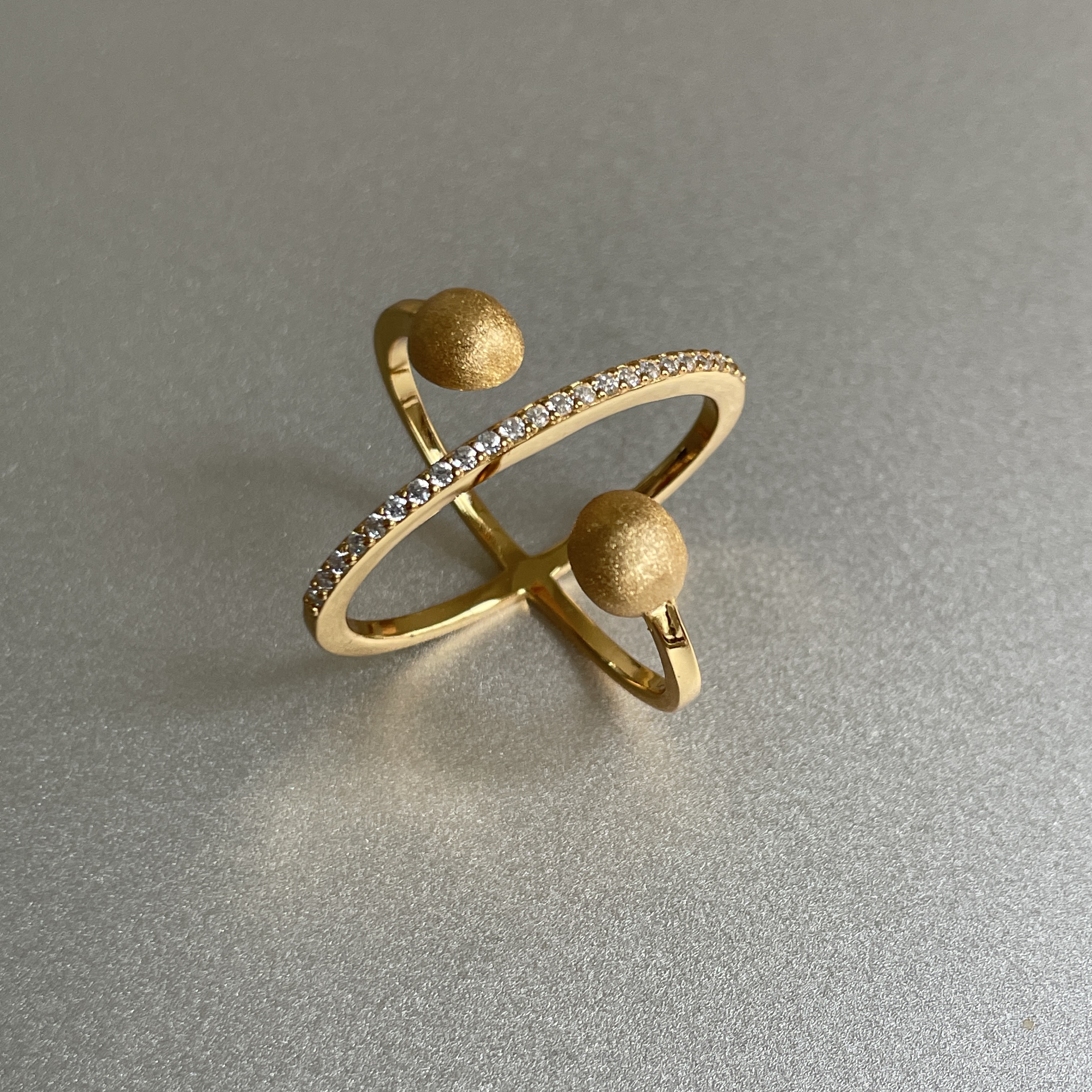 行星环绕。S925纯银镀金中古风格拉丝工艺圆球交叉锆石设计戒指
