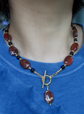 大地积淀。高级暗红色花杂纹椭圆天然石黑金撞色串珠吊坠OT扣项链