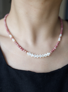 氛围感美人。雾粉色蔷薇辉石白色马蹄螺串珠项链气质个性清新时髦