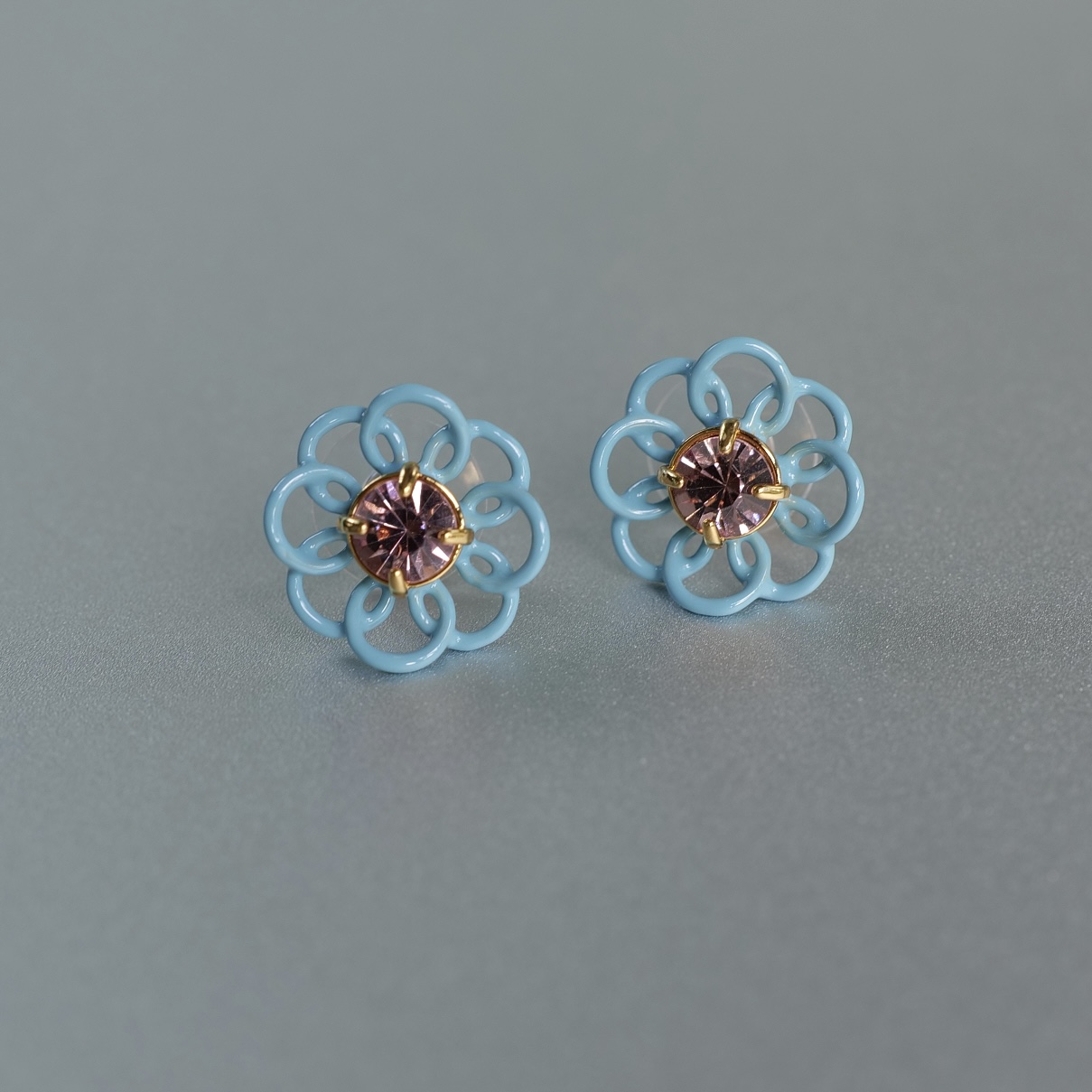 满眼明媚。可爱蓝色滴釉线条花朵造型粉紫锆石耳钉清新个性LELE