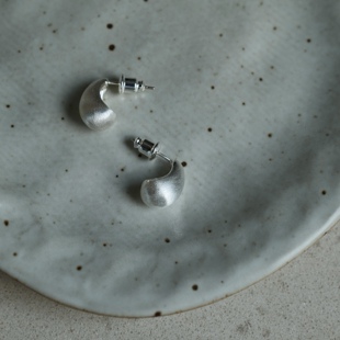 拉丝银色水滴形状小耳钉925银针时髦简约日常 清仓特价