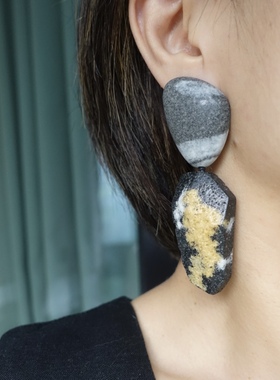 大地切片。沉寂黑灰黄色不规则立体合成石斑驳石块耳钉925银针