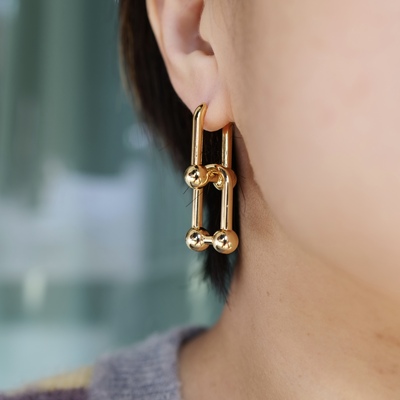 精致线条。闪亮金色U字形马蹄耳扣可拆设计高级时髦简约个性百搭