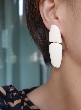 柔和色调。干净乳白色树脂几何简约耳钉银针时髦高级气质欧美风格