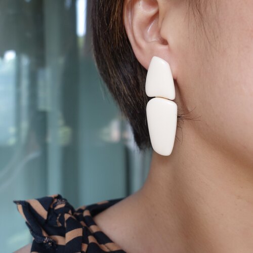 柔和色调。干净乳白色树脂几何简约耳钉银针时髦高级气质欧美风格