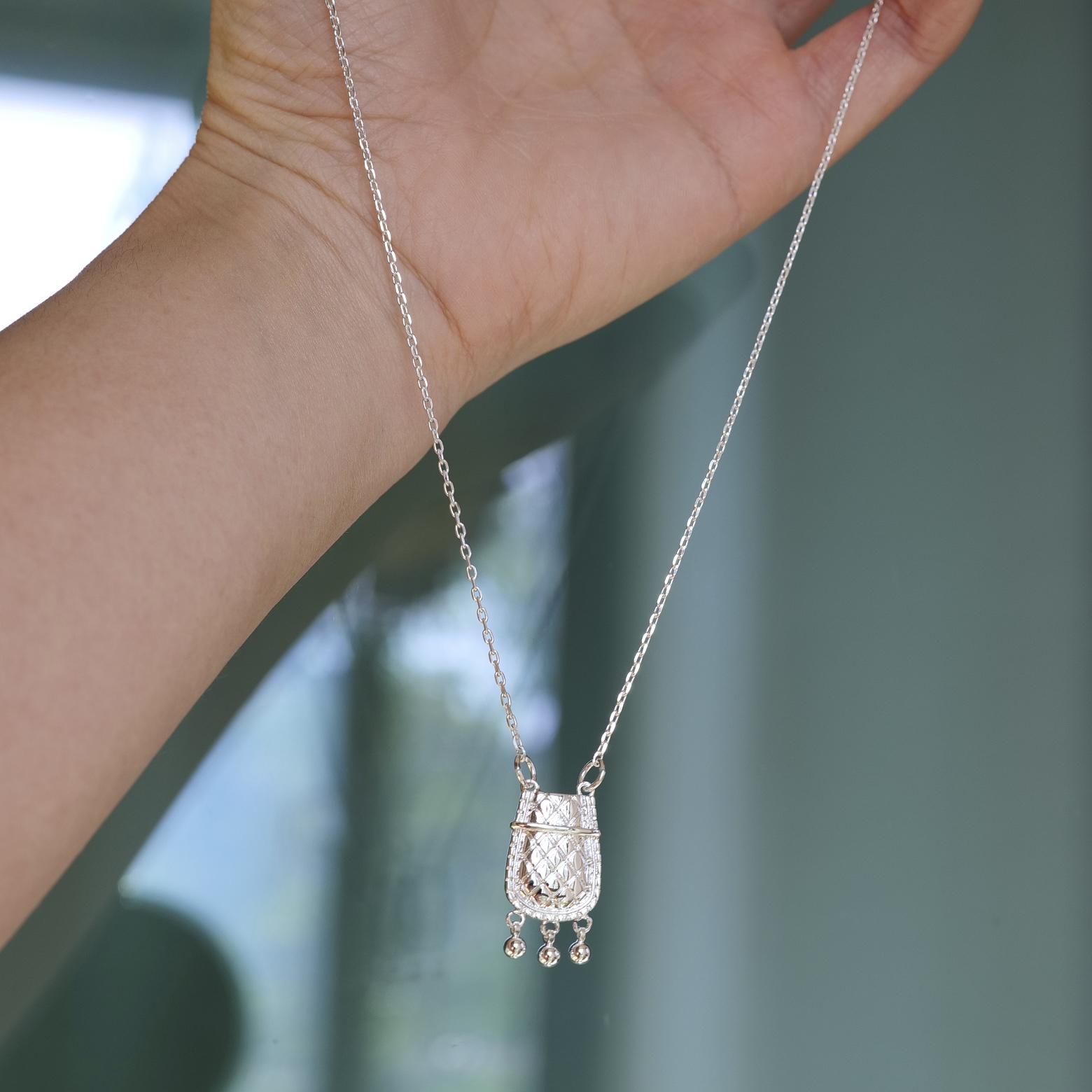 钱袋备好。闪亮银色格菱纹袋子流苏吊坠项链简约时髦个性百搭日韩