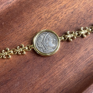 古老时光。古希腊神话女神猫头鹰双面做旧钱币金色鸢尾花手链时髦